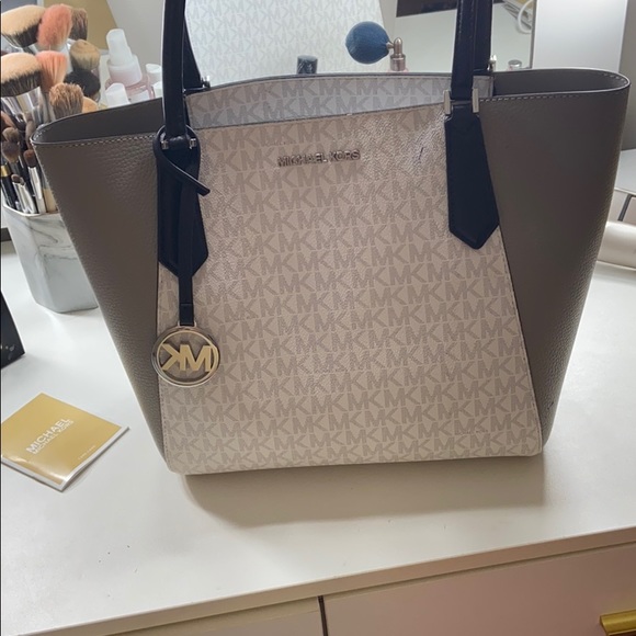 AUTHENTIC MINT CONDITION MICHAEL KORS TOTE BAG - Picture 6 of 8